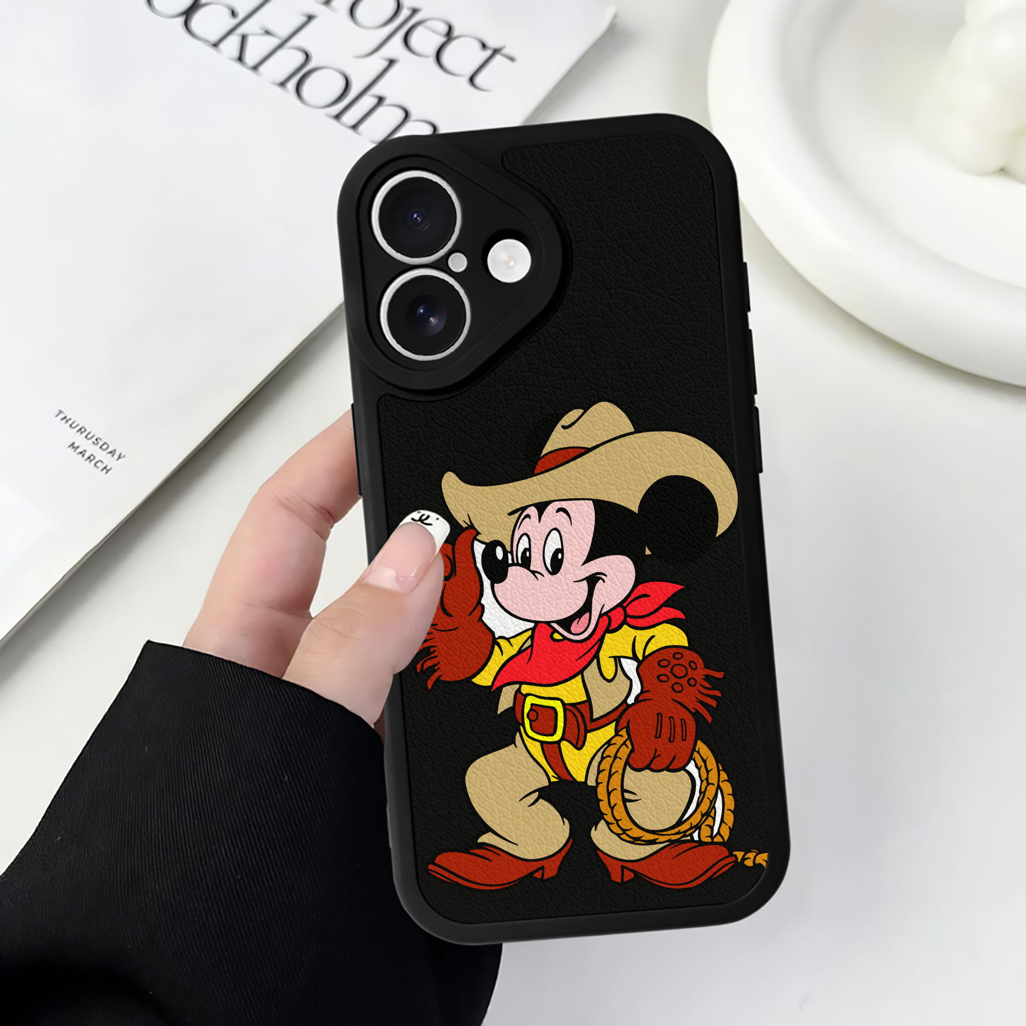 （画像用） ミッキーマウス Mickey Mouse 【iPhone 16シリーズ対応】シリコンスマホケース（レザー調） 材質：シリコン